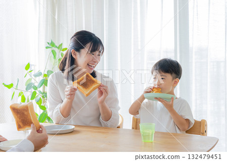 有趣的家庭用餐圖像 132479451