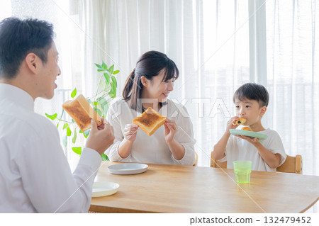 有趣的家庭用餐圖像 132479452