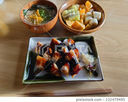 女性輕食壽司套餐範例:午餐套餐,包含六份烤星鰻握壽司(附味噌湯和時令甜點) 女性輕食壽司套餐範例:午餐套餐,包含六份烤星鰻握壽司(附味噌湯和時令甜點) 132479495