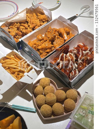 Crispy fried chicken with golden, crunchy skin and juicy, tender meat. A delicious and savory dish, perfect for any meal, served with dipping sauces or side dishes for extra flavor 132479561