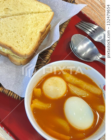 Bunsik, a popular Korean street food, includes various dishes like tteokbokki, odeng, and gimbap. It's a tasty, comforting snack loved by many, perfect for casual gatherings or quick bites. 132479654