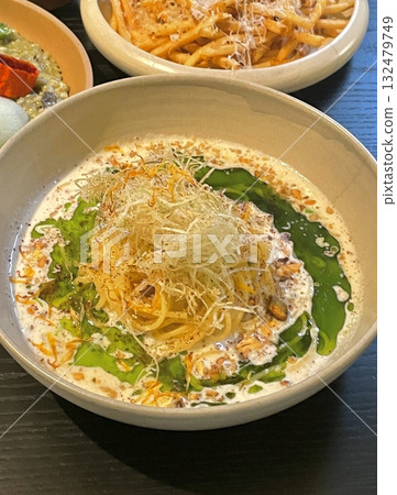 Creamy and rich spaghetti coated in a luscious white sauce, offering a smooth and savory flavor perfect for a comforting and satisfying meal. 132479749