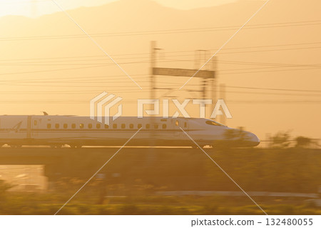 黃昏的東海道新幹線（神奈川縣平塚市） 132480055