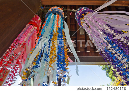 靖國神社、禦靈節、神社內擺放的千隻紙鶴、七夕裝飾以及神社內的許多燈籠 靖國神社、禦靈節、神社內擺放的千隻紙鶴、七夕裝飾以及神社內的許多燈籠 132480158