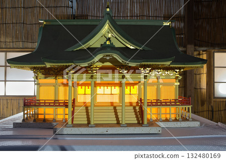 靖國神社、禦靈節、神社內擺放的千隻紙鶴、七夕裝飾以及神社內的許多燈籠 靖國神社、禦靈節、神社內擺放的千隻紙鶴、七夕裝飾以及神社內的許多燈籠 132480169