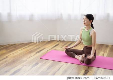 在瑜珈墊上冥想的女人 132480827