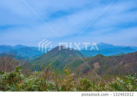 Spring view of the southwest side from Kunimidai on the Bandai-Azuma Skyline in Inawashiro Town, Fukushima Prefecture (mountains Takamori, Bandai, and Nunomori). 132481012