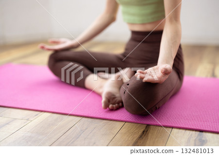 Close-up of a woman's hands meditating on a yoga mat 132481013