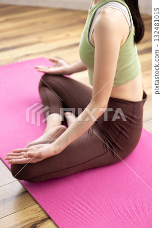 Close-up of a woman's hands meditating on a yoga mat 132481015