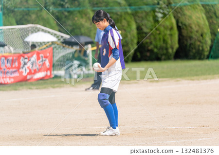一名國中女生在俱樂部活動中投出壘球 132481376