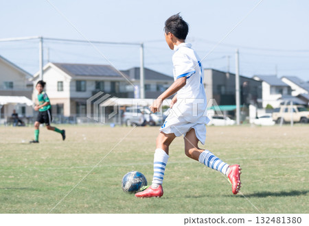 踢足球的國中男孩 132481380
