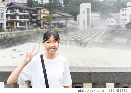 一位少女在草津溫泉之旅中參觀了湯畑溫泉 132481381