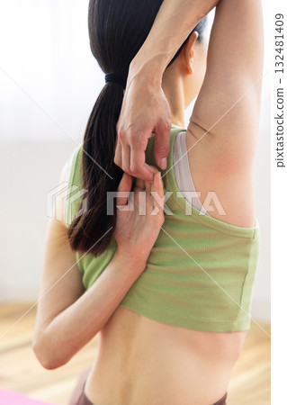 做牛面式的女人背部特寫 132481409
