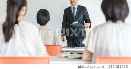 男教師和在補習班、課外活動、暑期學校學習的中小學生（教育） 132481433
