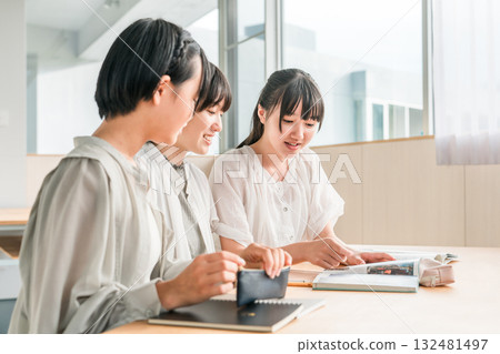 穿著休閒服的小學和國中女生和朋友一起學習(家庭作業、補習班) 穿著休閒服的小學和國中女生和朋友一起學習(家庭作業、補習班) 132481497