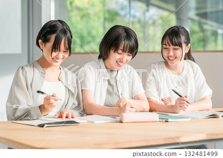 Elementary school and junior high school girls in casual clothes studying with friends (homework, cram school) Elementary school and junior high school girls in casual clothes studying with friends (homework, cram school) 132481499