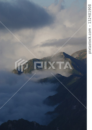 Late autumn in the Northern Alps, Kamikochi - A sea of clouds rising on the Yari-Hotaka traverse trail at dusk (ultra-telephoto zoom shot) 132481908