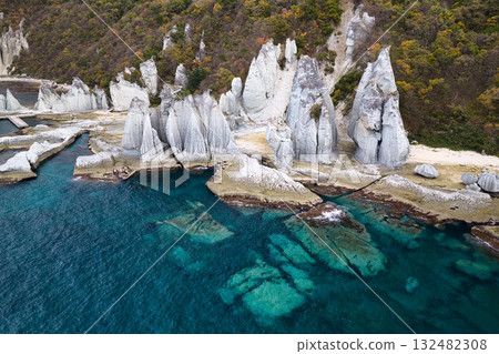 青森縣西村佛陀浦的壯觀岩層、美麗的大海和紅葉(無人機空拍) 青森縣西村佛陀浦的壯觀岩層、美麗的大海和紅葉(無人機空拍) 132482308