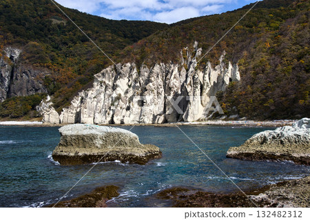 青森縣西村佛陀浦的壯觀岩層、美麗的大海和秋葉 青森縣西村佛陀浦的壯觀岩層、美麗的大海和秋葉 132482312