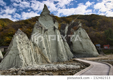 青森縣西村佛陀浦的壯觀岩層、美麗的大海和秋葉 青森縣西村佛陀浦的壯觀岩層、美麗的大海和秋葉 132482313
