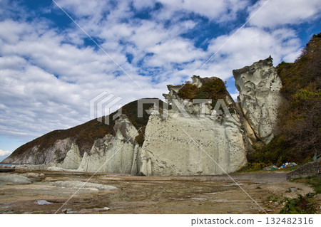 The impressive rock formations, beautiful ocean, and autumn foliage of Hotokegaura, Sai Village, Aomori Prefecture The impressive rock formations, beautiful ocean, and autumn foliage of Hotokegaura, Sai Village, Aomori Prefecture 132482316