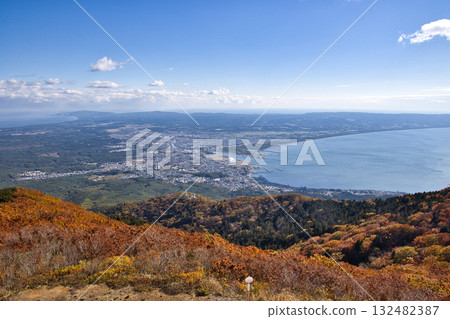 Beautiful autumn foliage seen from the Kamafuseyama Observatory, Mutsu City, and Cape Shiriyazaki, Mutsu City, Aomori Prefecture Beautiful autumn foliage seen from the Kamafuseyama Observatory, Mutsu City, and Cape Shiriyazaki, Mutsu City, Aomori Prefecture 132482387