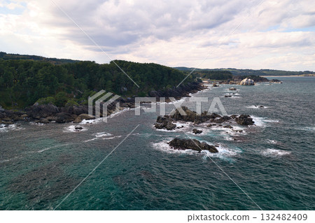 青森縣八戶市的種差海岸、大島、白岩、美麗的大海和淀之松原（無人機空拍） 132482409