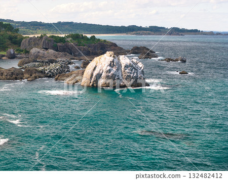 青森縣八戶市種差海岸的白色岩石和美麗的大海（無人機空拍） 132482412
