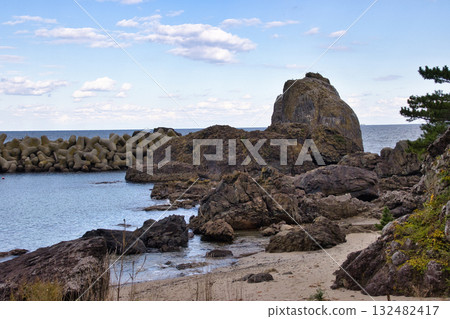 青森縣八戶市種差海岸，白色岩石和美麗的大海 132482417