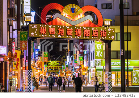 日本東京城市景觀:夜晚繁華的巢鴨地藏通商店街 日本東京城市景觀:夜晚繁華的巢鴨地藏通商店街 132482432