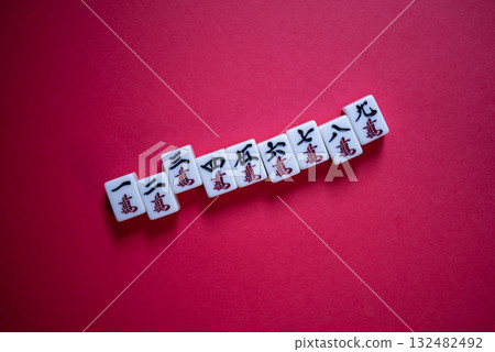 紅色背景上的麻將牌 132482492