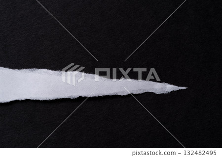 黑色背景上撕碎的紙片 黑色背景上撕碎的紙片 132482495