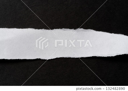 黑色背景上撕碎的紙片 黑色背景上撕碎的紙片 132482890