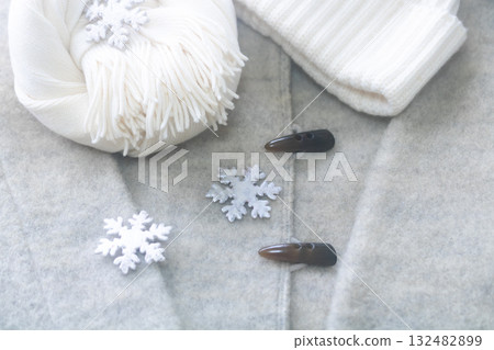 為冬天做準備：粗呢大衣、針織帽和圍巾 132482899