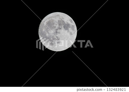 漂浮在夜空的滿月 漂浮在夜空的滿月 132483921