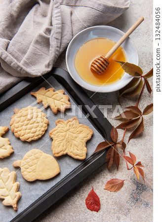 Autumn themed cookies with honey and fall leaves Autumn themed cookies with honey and fall leaves 132484056