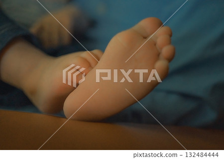 baby, infant, feet 132484444