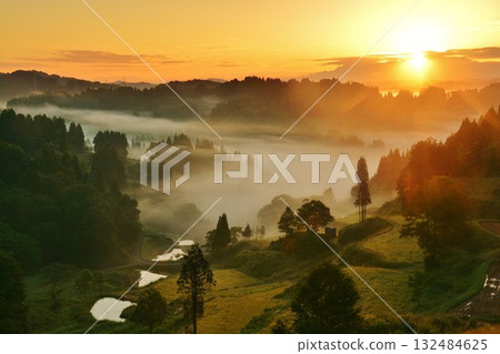 Dawn at Gamou Rice Terraces in Matsushiro, Tokamachi City, Niigata Prefecture, with a sea of clouds and a morning glow 132484625