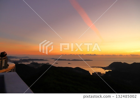 從稻佐山頂觀景台看到的夕陽西下 132485002