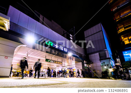 日本東京城市景觀。大塚車站夜景。人來人往。 132486891