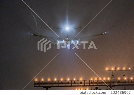 雨夜裡的飛機 雨夜裡的飛機 132486902