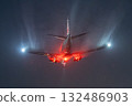 雨夜裡的飛機 132486903