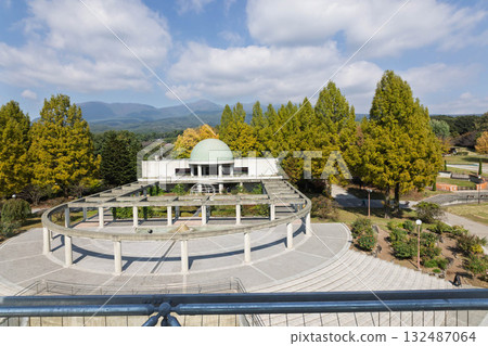 群馬花卉公園Plus：從雙子星大樓眺望花館前的廣場 132487064