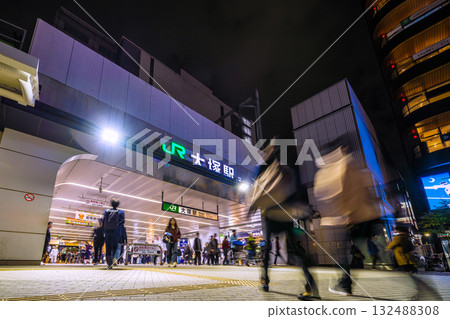 日本東京城市景觀。大塚車站夜景。人來人往。 日本東京城市景觀。大塚車站夜景。人來人往。 132488308