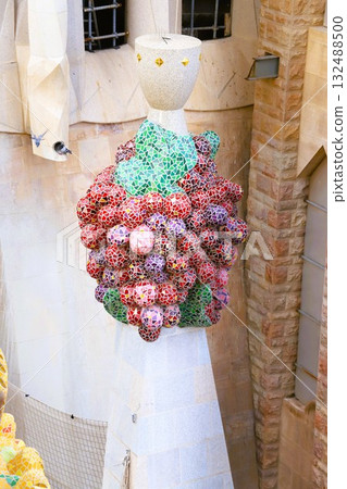 象徵基督誕生的水果雕塑,陳列在聖家堂的聖誕立面頂部 象徵基督誕生的水果雕塑,陳列在聖家堂的聖誕立面頂部 132488500