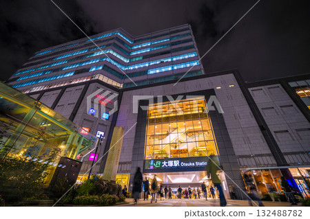 日本東京城市景觀。大塚車站夜景。人來人往。 132488782