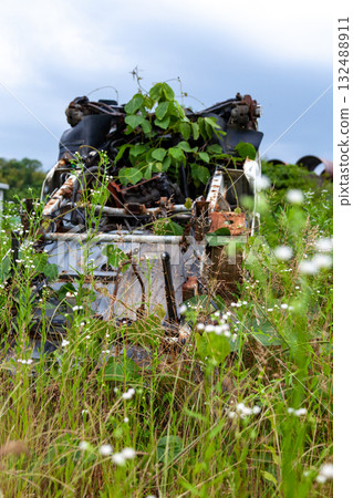 被遺棄的翻倒卡車 被遺棄的翻倒卡車 132488911
