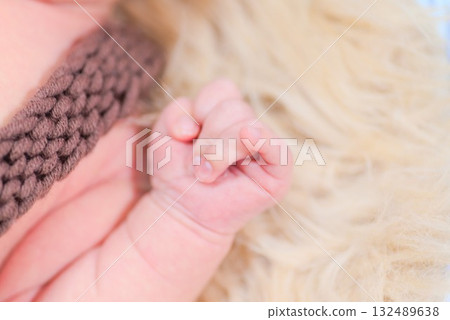 The warmth and moments of life conveyed by a newborn's tiny hands 132489638