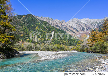 長野縣松本市北阿爾卑斯山的上高地 長野縣松本市北阿爾卑斯山的上高地 132489687