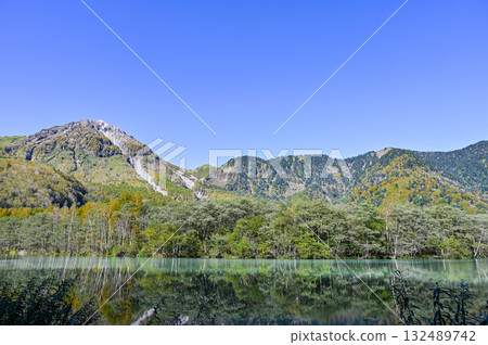 日本北阿爾卑斯山的上高地 日本北阿爾卑斯山的上高地 132489742